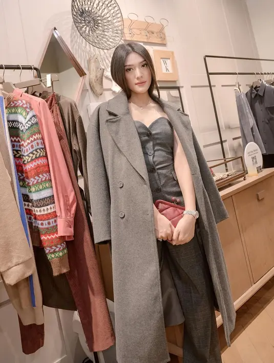 Paduan strapless jumpsuit dan long coat bikin Anissa Azizah tampil bak fashion people sejati [@anissaazizah]