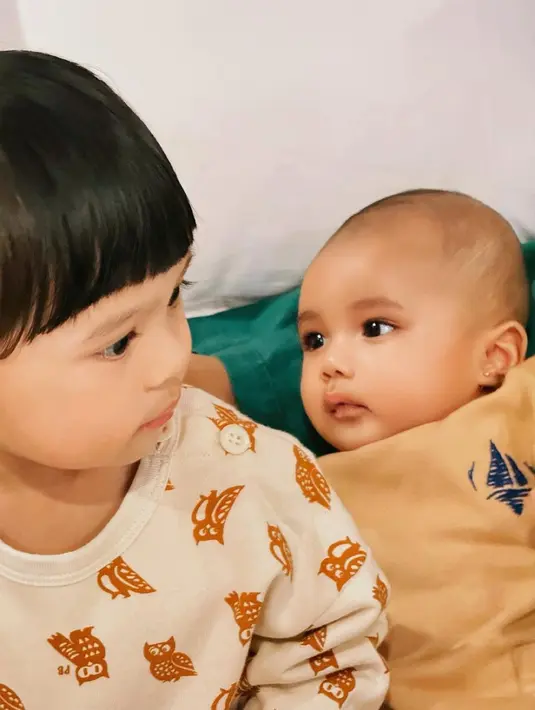 Dua kakak beradik ini pun nampak tenang saat berada di kamar rumah sakit menemani sang ayah. [Foto: Instagram/atta.halilintar]