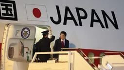 PM Jepang Shinzo Abe tiba di Bandara Internasional Ministro Pistarini, Buenos Aires, Argentina, Kamis (29/11). Abe tiba di Argentina untuk menghadiri KTT G20. (AP Photo/Martin Mejia)