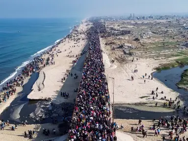 Foto udara menunjukkan puluhan ribu warga Palestina yang mengungsi berjalan menuju Kota Gaza pada 27 Januari 2025, setelah menyeberangi koridor Netzarim dari Jalur Gaza selatan. (Foto oleh AFP)