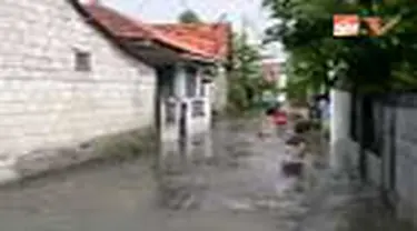 Hujan deras di Tangerang, Banten, menyebabkan puluhan rumah di Cipadu tergenang air. Banjir juga sempat mengganggu arus lalu lintas dari Kreo menuju Pondok Aren maupun sebaliknya. 