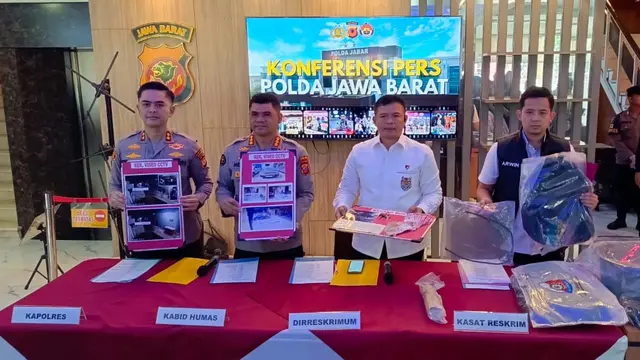 Polisi gelar perkara kasus pembunuhan keluarga Sachroni di Indramayu. Dua tersangka ditangkap.