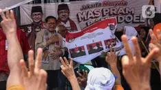 Calon Gubernur DKI Jakarta nomor urut tiga, Pramono Anung berkampanye sekaligus menyapa warga di kawasan Kebayoran Lama, Jakarta Selatan, Selasa (29/10/2024). (Liputan6.com/Angga Yuniar)