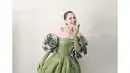 Ayu Ting Ting tampil gemas dibalut gaun berwarna hijau. Strapless mini gown ini memiliki detail lengan attachment berbentuk kelopak mawar dan long gloves dari bahan yang serasi dengan gaunnya. Perpaduan heels yang serasi menyempurnakan penampilan Ayu Ting Ting di sini. [Foto: Instagram/ayutingting92]