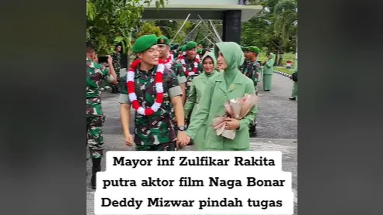 Video Zulfikar menjalankan tradisi pelepasan pun beredar di media sosial. Terlihat, Ia menggandeng tangan sang istri sembari melewati barisan pedang pora.<br>