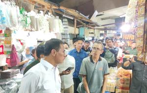 Kepala Bapanas, Andi Amran Sulaiman, Saat Sidak Pasar Tebet Barat, Jakarta Selatan dalam rangka stabilisasi pasokan dan harga pangan menjelang (HBKN) Natal 2025 dan Tahun Baru 2026. (Muhammad Ismail).