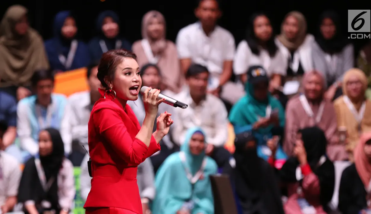 Penyanyi Rossa saat tampil menghibur peserta forum Indonesia Young Entrepreneur Summit 2018 di Ciputra Artpreneur World, Jakarta, Minggu (28/10). Rossa tampil cantik mengenakan gaun berwarna merah. (Liputan6.com/Fery Pradolo)