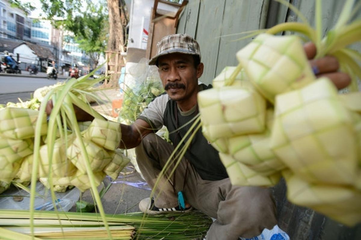 Berkah Lebaran, pedagang kulit ketupat di Palmerah panen rezeki