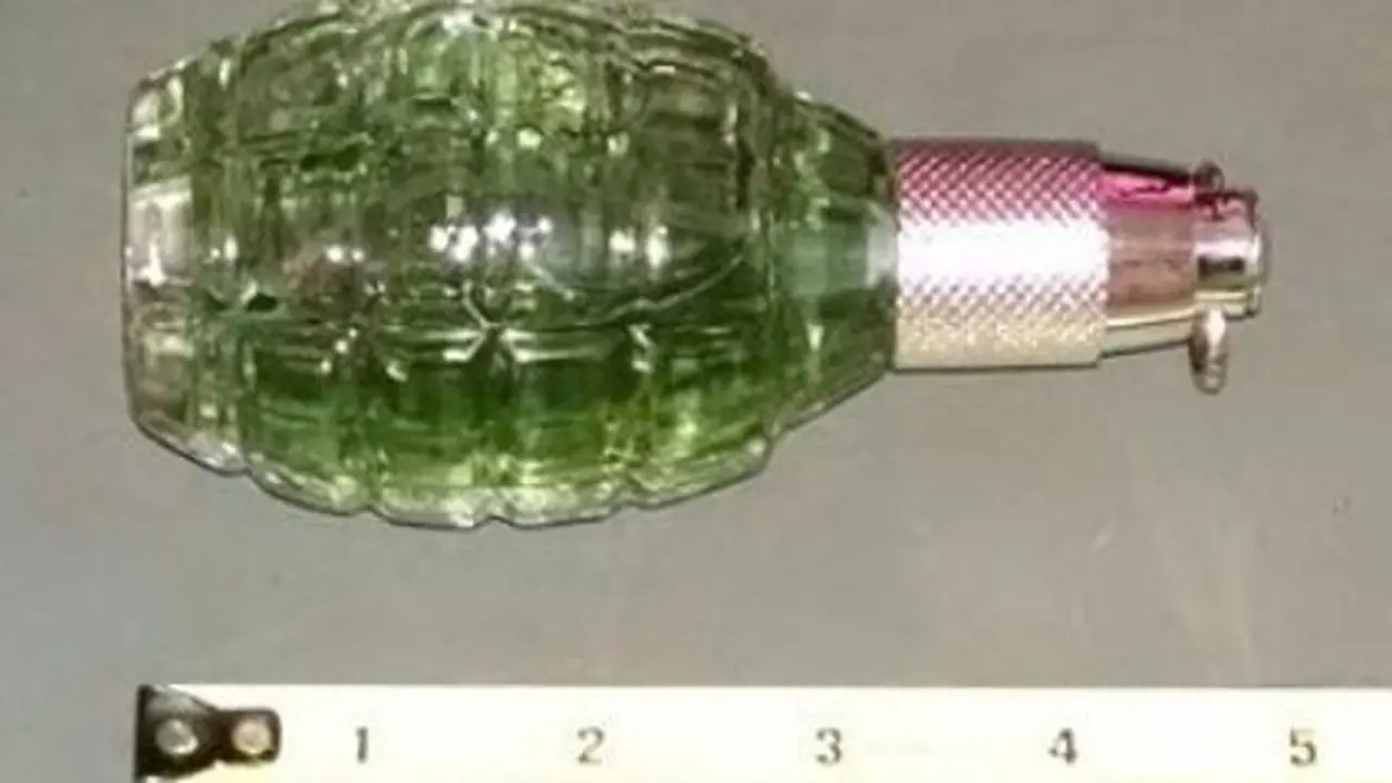 Sidang Bubar Karena Botol Parfum Berbentuk Mirip Granat