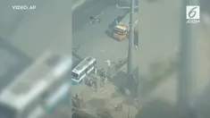 Pelaku bom bunuh diri menyerang sekelompok polisi di dekat pasar Kot Lakhpat, Pakistan.