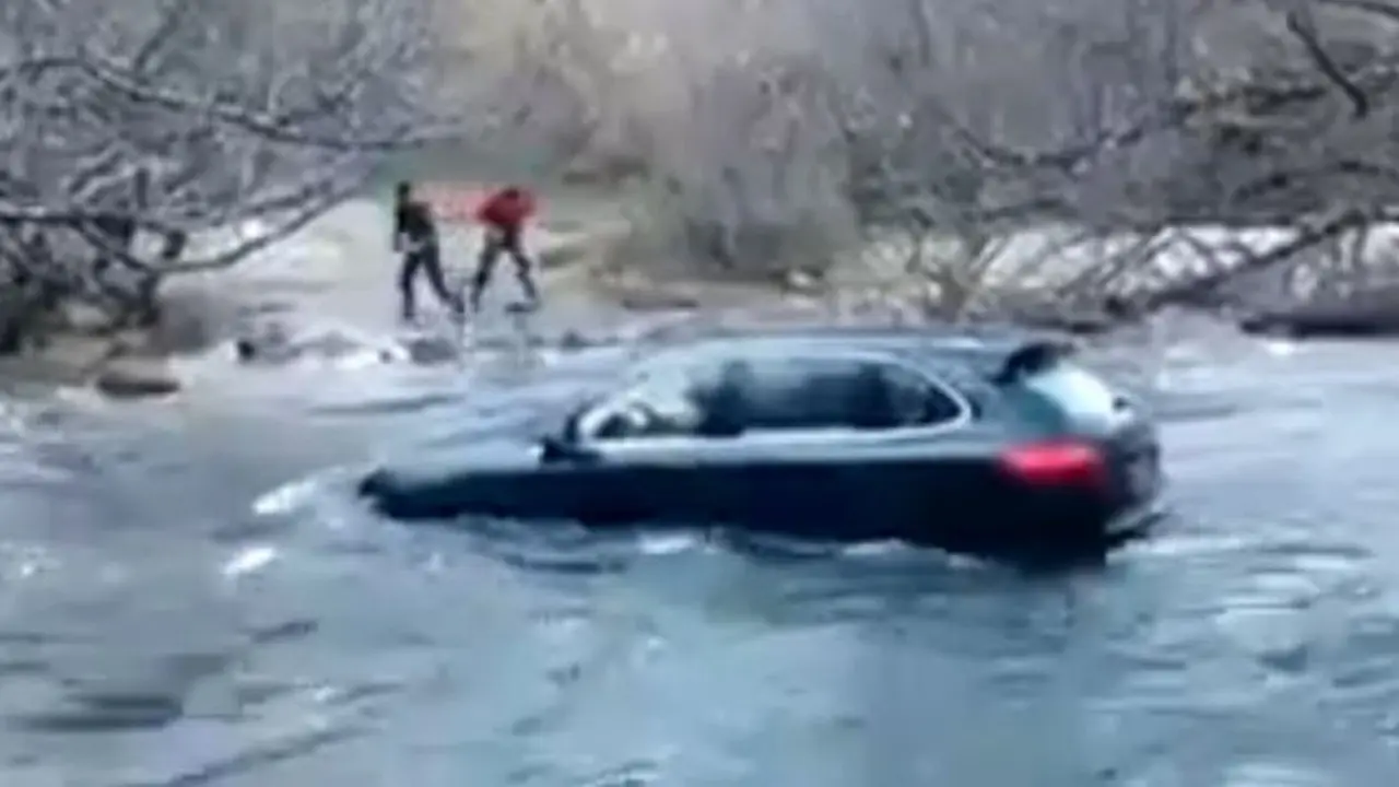 Ditantang Uji Tangguh, Porsche Cayenne Keok Lewati Sungai Es