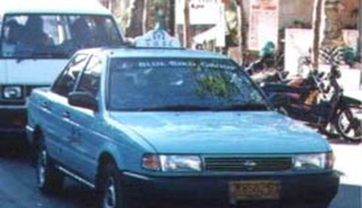 Blue Bird dengan Nissan Sunny yang merupakan versi basic dari Nissa Sentra. (Source: membelipengalaman.blogspot.com)