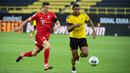 Striker Bayern Munchen, Robert Lewandowski, berebut bola dengan bek Borussia Dortmund, Manuel Akanji, pada laga pekan ke-28 Bundesliga di Stadion Signal Iduna Park, Selasa (26/5/2020) waktu setempat. Bayern Munchen menang 1-0 atas Borussia Dortmund. (AFP/Federico Gambarini/Pool)