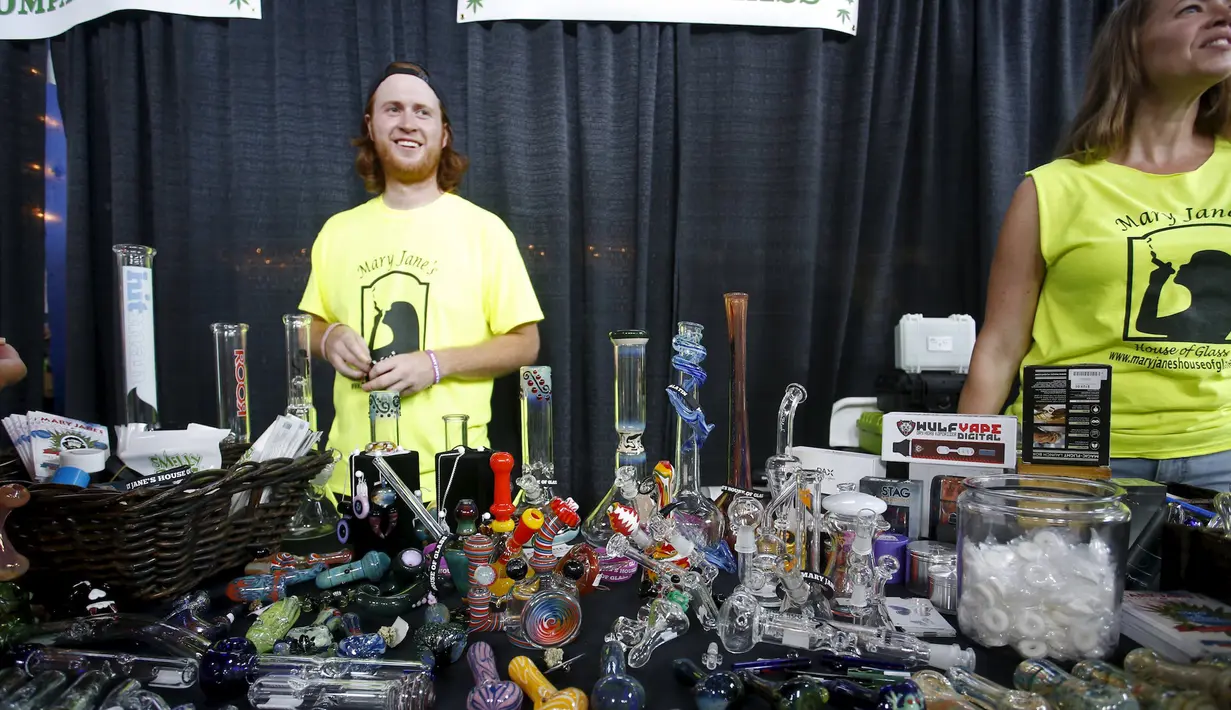 Aneka alat isap juga terlihat dijajakan saat perayaan legalisasi penggunaan ganja di Portland, Oregon (3/7/2015).  Pemerintah Oregon telah melegalkan penggunaan ganja Pada 1 Juli lalu sebagai kepentingan medis. (REUTERS/Steve DiPaola)