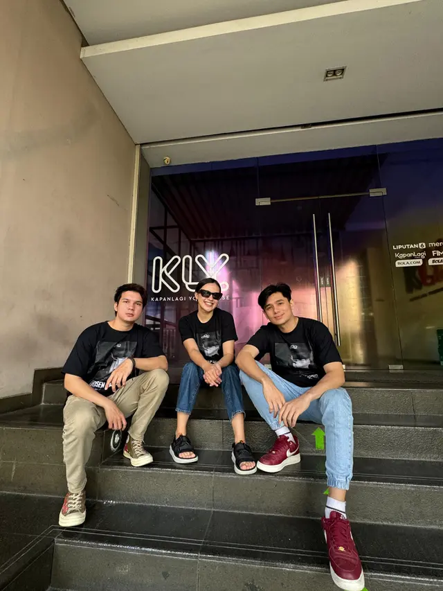 Endy Arfian dan para bintang film Dosen Ghaib saat berkunjung ke Gedung KLY Jakarta, Juli 2024. (Foto: Dok. Koleksi Pribadi)
