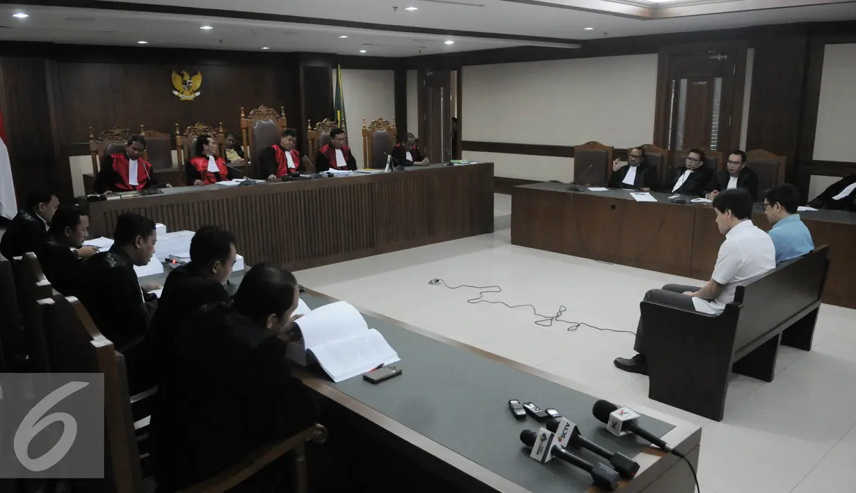 JPU menuntut mantan Presdir Agung Podomoro Land Ariesman Widjaya dengan penjara 4 tahun denda 250 juta atau subsider 6 bulan penjara, Pengadilan Tipikor Jakarta Pusat, Rabu (10/8). (Liputan6.com/Helmi Afandi)