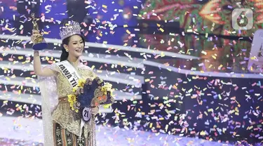 Pemenang Puteri Indonesia 2020 Rr Ayu Maulida Putri (tengah) asal Jawa Timur mengangkat piala dalam acara malam puncak di Jakarta, Jumat (6/3/2020). Ayu Maulida menjadi pemenang setelah menyisihkan tiga pesaingnya. (Fimela.com/Bambang E Ros)