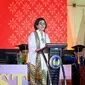 Hadiri acara Wisuda PKN STAN 2023 lalu, Sri Mulyani tampak anggun dalam balutan kebaya Kartini warna putih yang sederhana dipadukan dengan kain batik motif Parang.  [@didietmaulana/@svarna_byikatindonesia]