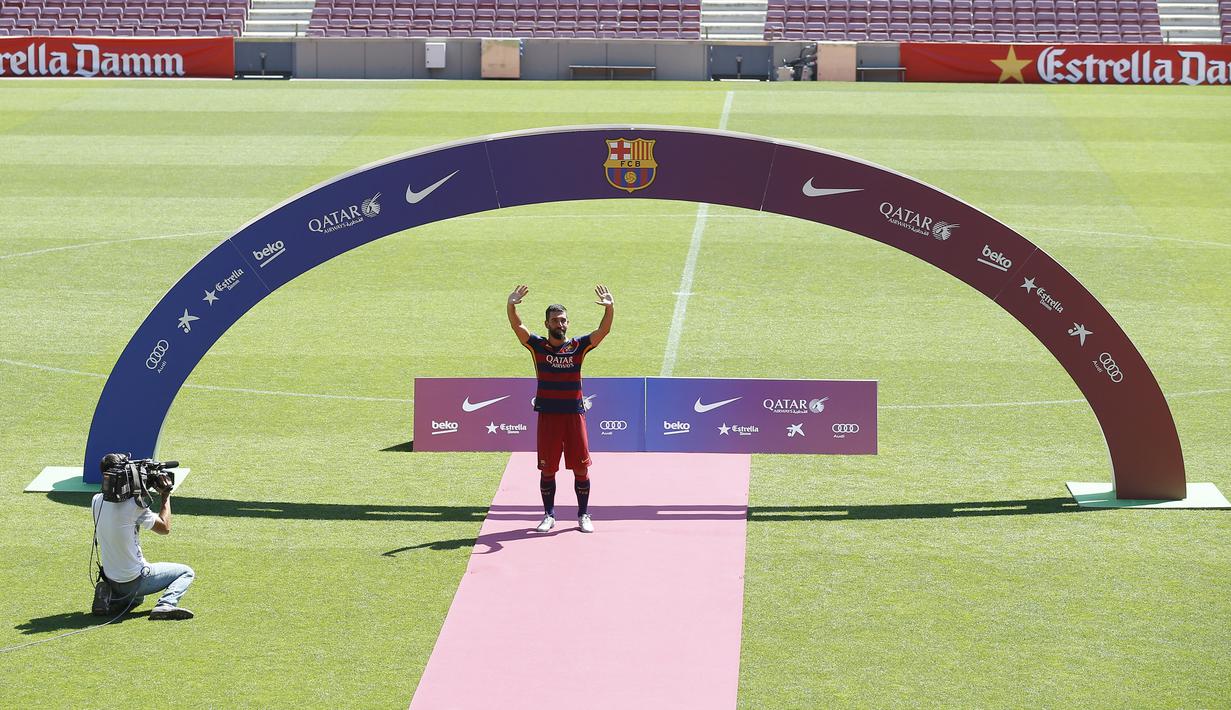 Arda Turan, pemain asal Turki yang direkrut Barcelona dari Atletico Madrid sebesar 41 juta euro diperkenalkan secara resmi kepada publik dalam suatu acara di Camp Nou, Barcelona. Jumat (10/7/2015). (AP Photo/Manu Fernandez)