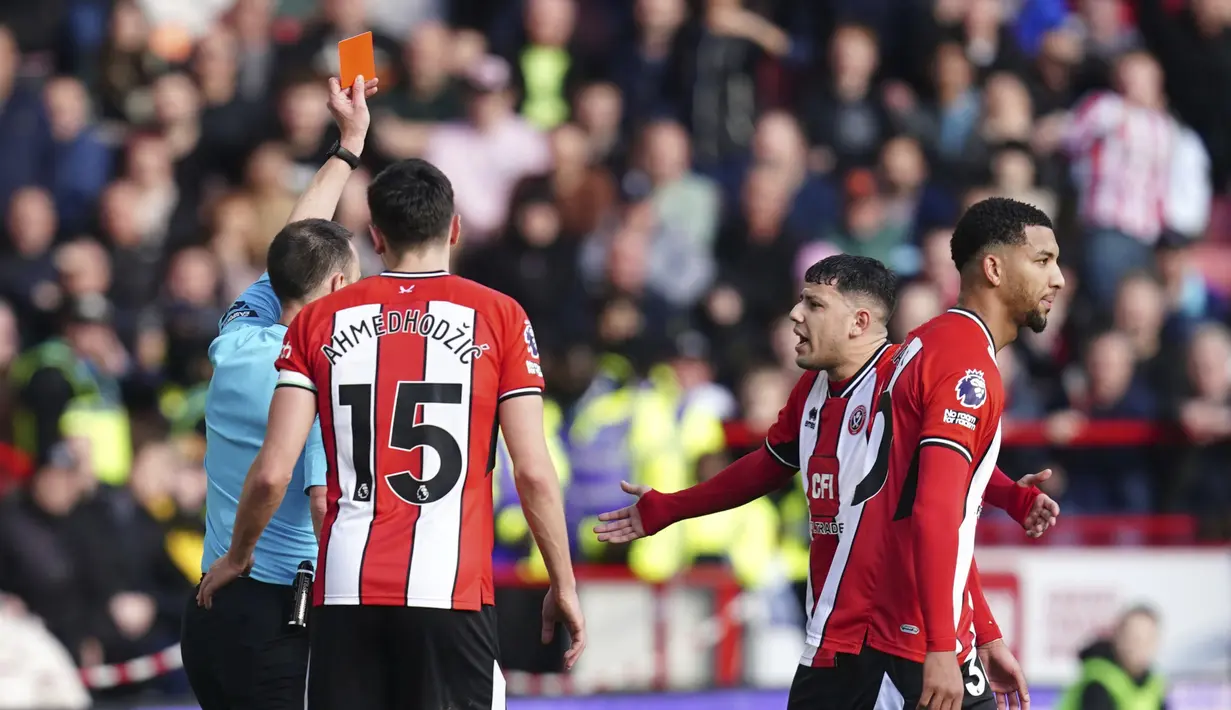 Pemain Sheffield, Mason Holgate, mendapat kartu merah saat melawan Brighton and Hove Albion pada laga Liga Inggris di Stadion Bramall Lane, Minggu (18/2/2024). Brighton menang dengan skor 5-0. (Nick Potts/PA via AP)