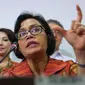 Menkeu Sri Mulyani memberikan keterangan usai sejumlah pengusaha yang tergabung dalam Kamar Dagang Indonesia (Kadin) Indonesia mengikuti program pengampunan pajak (tax amnesty) di Dirjen Pajak, Jakarta, Selasa (27/9). (Liputan6.com/Angga Yuniar)