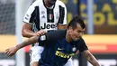 Bek Inter Milan, Gary Medel berusaha mengontrol bola dari kawalan gelandang Juventus, Sami Khedira pada liga Italia di Stadion San Siro, Milan, (19/9). Inter Milan menang atas Juventus dengan skor 2-1. (Reuters/Giorgio Perottino)