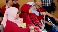 Pengadilan Negeri Garut menggelar sidang kasus utang piutang menyeret Siti Rokayah, ibu yang dituntut anaknya.