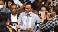 Tenaga Ahli PD Pasar Jaya, Rosario de Marshall alias Hercules (tengah) berjalan meninggalkan Gedung Merah Putih Komisi Pemberantasan Korupsi (KPK) usai menjalani pemeriksaan, Jakarta, Kamis (19/1/2023). Rosario de Marshall alias Hercules memenuhi panggilan KPK sebagai saksi di kasus suap penanganan perkara di Mahkamah Agung (MA). (Liputan6.com/Helmi Fithriansyah)