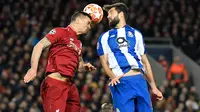 Duel udara bek Liverpool, Dejan Lovren dan pemain Porto, Felipe dalam leg pertama perempat final Liga Champions di Stadion Anfield, Rabu (10/4/2019). Liverpool mengantongi modal untuk melangkah ke semifinal Liga Champions setelah meraih kemenangan 2-0. (Paul ELLIS / AFP)