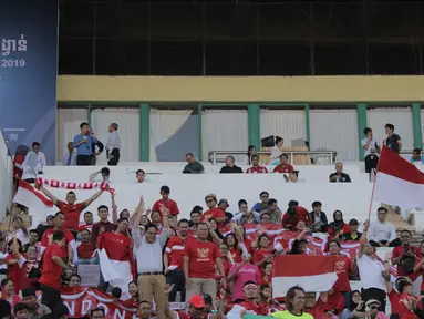 Antusias yang tinggi dari para pendukung Indonesia pada laga pertama piala AFF U-22 yang berlangsung di Stadion Nasional, Phom Penh, Kamboja, (Senin/18/2). Timnas Indonesia bermain imbang 1-1 kontra Myanmar. (Bola.com/Zulfirdaus Harahap)