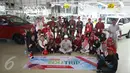 Peserta Campus CJ Edutrip berfoto bersama dengan karyawan saat berkunjung ke tempat pembuatan mobil Toyota Fortuner dan Innova di TMMIN Karawang Plant 1, Jawa Barat, Kamis (23/2). (Liputan6.com/Immanuel Antonius)
