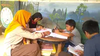 Keren, Siswa di Lereng Gunung Slamet Belajar Jarak Jauh dengan Handy Talky