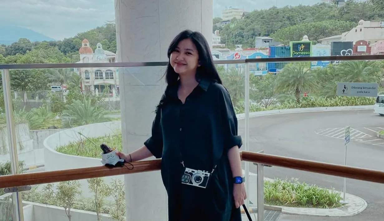 Sejak menikah, Adinda Azani tak terlalu aktif unggah potret kehidupannya. Namun sesekalinya ia aktif di medsos, artis dengan nama lengkap Adinda Rizki Aprilia Azani ini langsung bagikan kabar bahagia. Foto pamer baby bump ini pun merupakan foto kedua yang diunggah Adinda selama masa kehamilannya. (Liputan6.com/IG/@dindazani)