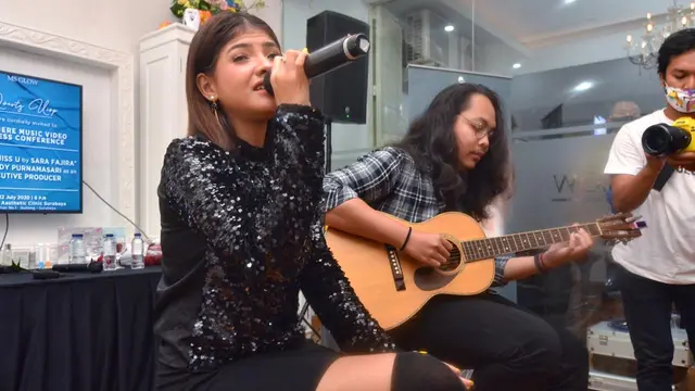 Sara Fajira saat jumpa pers video klip lagu terbarunya di MS Glow Aesthetic Clinic Surabaya