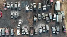 Foto udara memperlihatkan deretan mobil-mobil yang hancur akibat kebakaran hutan di Guayaquil, Ekuador pada tanggal 26 September 2024. (MARCOS PIN/AFP)