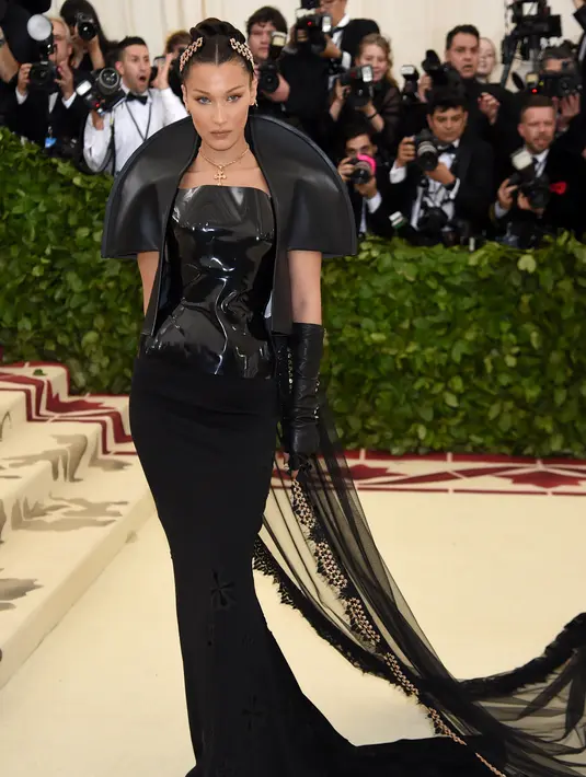 Model Bella Hadid berpose saat menghadiri Met Gala 2018 di Metropolitan Museum of Art, New York (7/5). Tema Met Gala kali ini adalah "Heavenly Bodies: Fashion dan Catholic Imagination". (AP Photo/Evan Agostini)