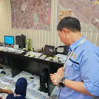 Bahu-membahu Petugas Bantu Kebut Distribusi Kartu Nusuk Jemaah Haji di H-2 Wukuf Arafah