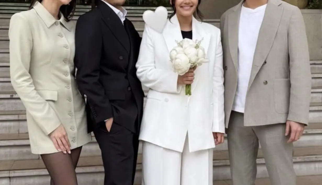 Diketahui bahwa Rhony telah melamar Alexandra Daguise pada 9 Juni 2024. Sekitar satu tahun dari momen itu, keduanya memutuskan untuk mengikat janji suci pernikahan.  [Foto: Instagram/ Alyssa]