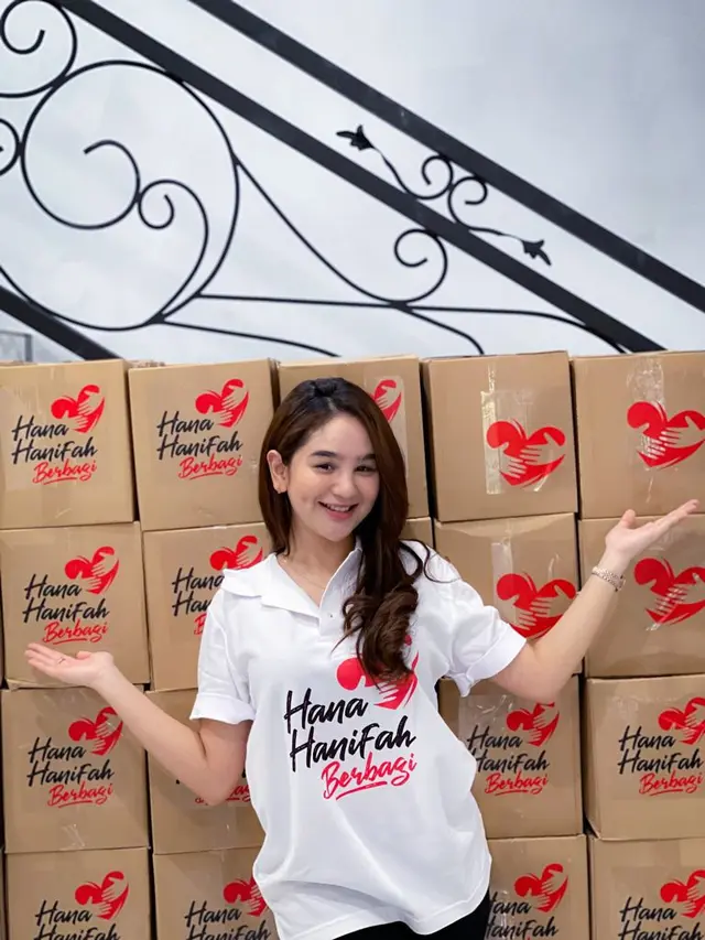 Hana Hanifah saat membagikan paket sembako