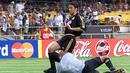Aksi striker Real Madrid, Raul Gonzalez saat menghadapi Necaxa dalam perebutan tempat ketiga Piala Dunia Antar-klub 2000 di Maracana Stadium, Sao Paulo (14/1/2000). Real Madrid juga berpartisipasi pada Piala Dunia Antar-klub 2000 dengan status juara intercontinental 1998. Finis di posisi kedua Grup A, Real Madrid hanya berhak memperebutkan tempat ketiga dan akhirnya kalah adu penalti dari Necaxa. (AFP/Antonio Scorza)