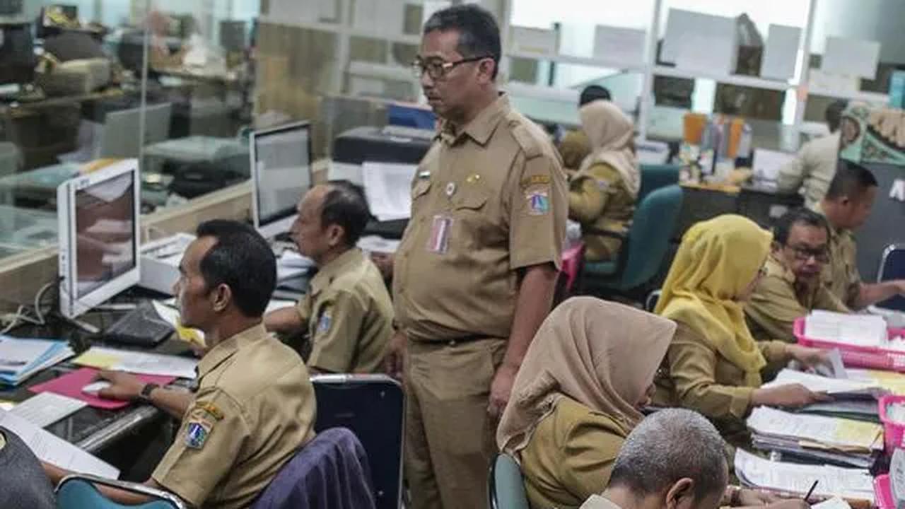 Utamanya bagi PNS yang sudah berumur karena merasa sudah nyaman dengan kondisi sekarang.