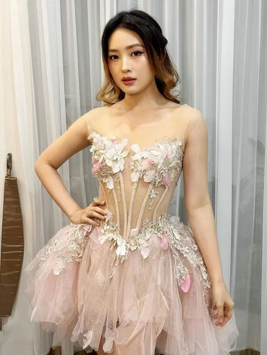 Natasha Wilona tampil cantik mengenakan corset tulle dress dengan aksen bunga 3D [@bellyiverzon]