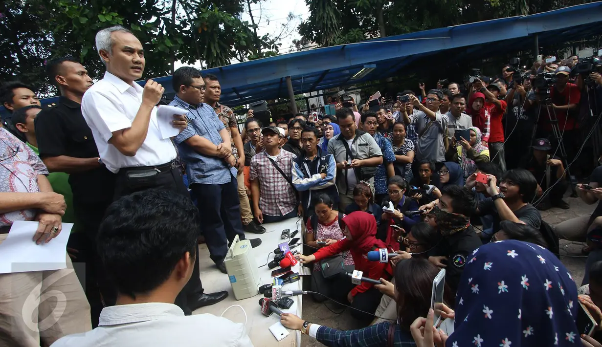 Tim dokter menyampaikan keterangan kepada orangtua yang anaknya menjadi korban vaksin palsu di halaman parkir RS Harapan Bunda, Jakarta, Jumat (15/7). Pihak RS menyatakan peredaran vaksin palsu dimulai dari Maret-Juni 2016 (Liputan6.com/Immanuel Antonius)