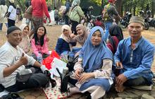 Duduk Lesehan Bareng Keluarga, Cerita Djumono Rela Jauh-Jauh Datang dari Cilacap Buat Nonton Parade HUT TNI