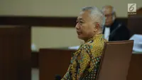 Mantan Dirjen Hubla Kemenhub, Antonius Tonny Budiono menyimak pembacaan dakwaan pada sidang perdana di Pengadilan Tipikor, Jakarta, Kamis (18/1). Antonius Tonny Budiono didakwa menerima suap Rp 2,3 miliar. (Liputan6.com/Helmi Fithriansyah)