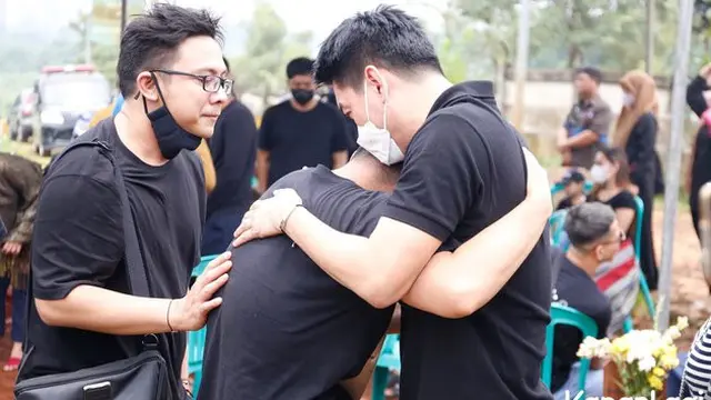 7 Potret Pemakaman Clerence Chyntia, Tangis Rio Alief Pecah