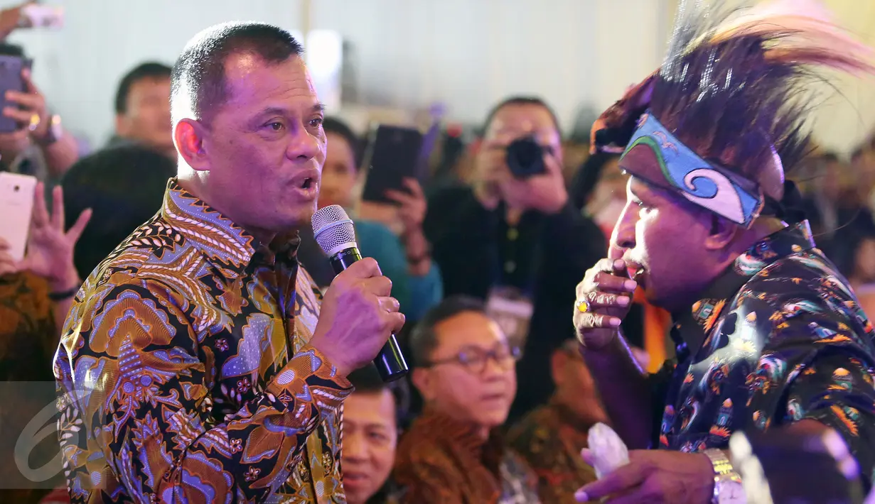 Panglima TNI Jenderal Gatot Nurmantyo saat menghadiri acara Natal dan Tahun Baru 2017 di Kompleks Parlemen Senayan, Jakarta, Jumat (27/01). (Liputan6.com/Johan Tallo)