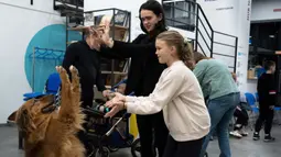 Seminggu sekali, para orang tua membawa anak-anak mereka yang terkena dampak perang Ukraina Rusia ke sebuah pusat komunitas. (AP Photo/Roman Hrytsyna)