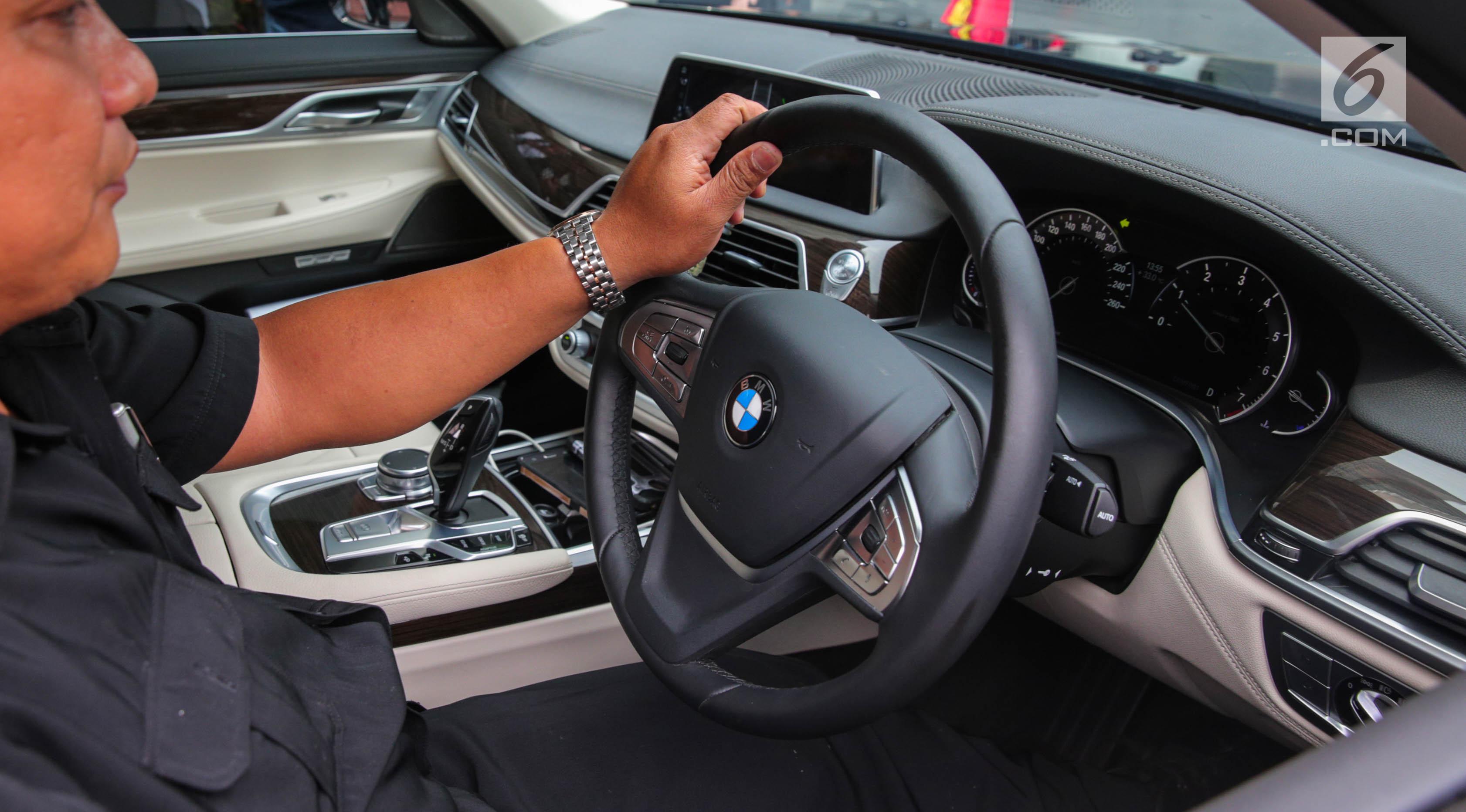 Tampilan bagian kemudi mobil BMW Diplomatic Services yang diperlihatkan kepada awak media di Jakarta, Selasa (10/10). (Liputan6.com/Faizal Fanani)