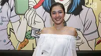 Artis peran Mikha Tambayong disela perayaan ulang tahunnya ke 23 di kawasan Tebet, Jakarta, Jumat (15/9). Pemilik nama Maudy Mikha Maria Tambayong itu tampil cantik dengan mengenakan dress putih. (Liputan6.com/Herman Zakharia)